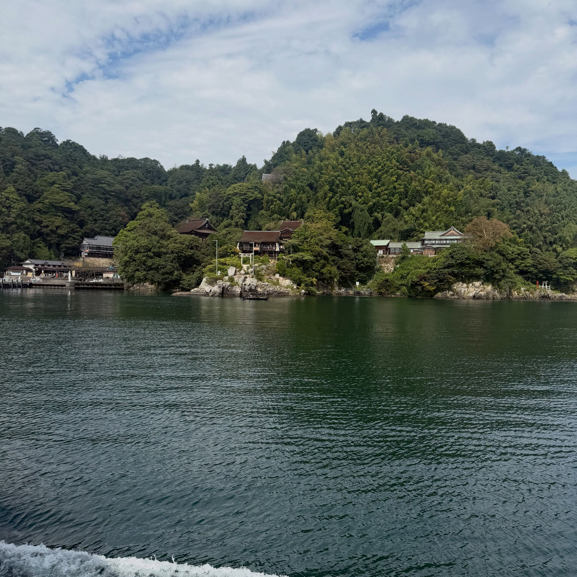 【週末旅】おじさんサークルで琵琶湖に浮かぶ聖地、竹生島（ちく