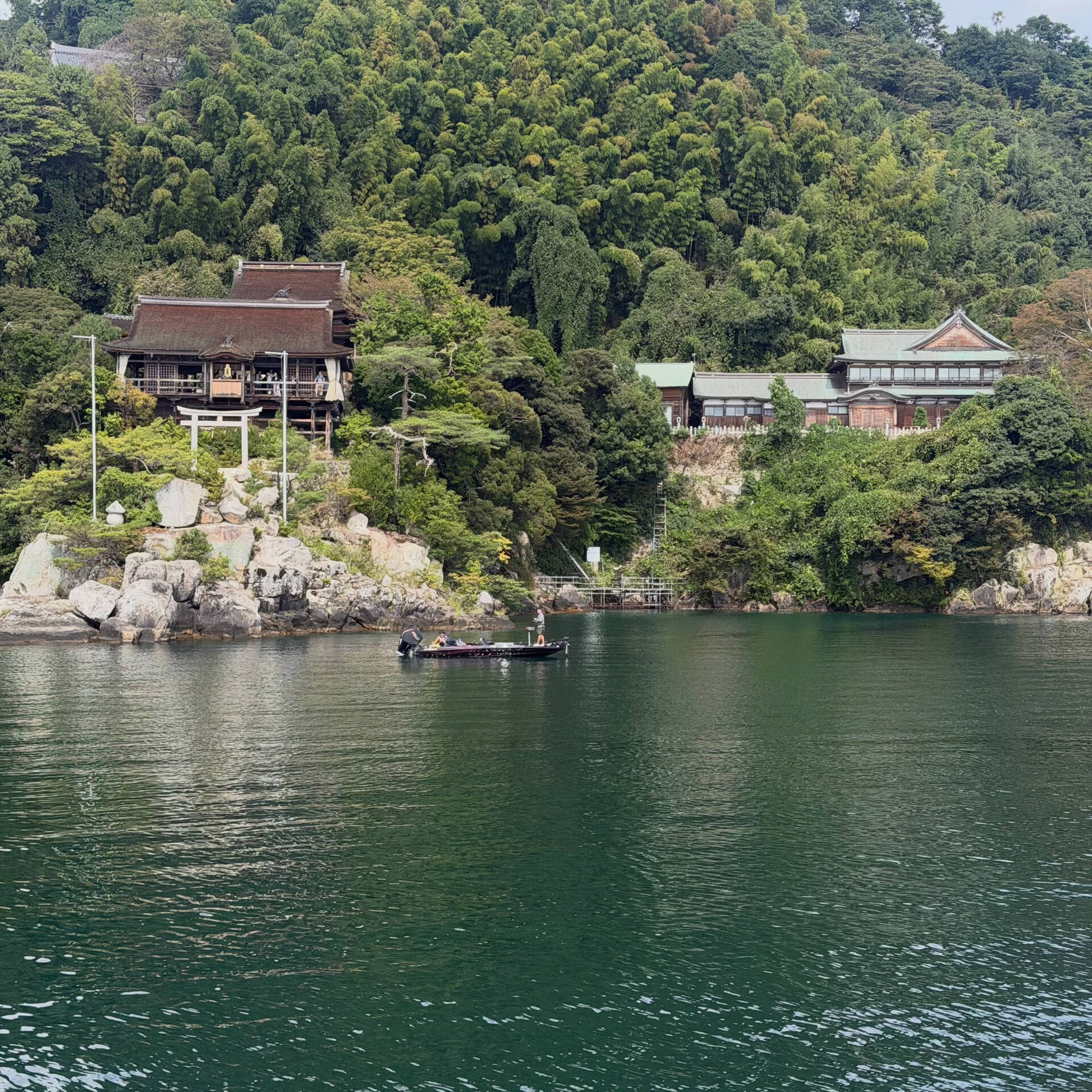 【週末旅】おじさんサークルで琵琶湖に浮かぶ聖地、竹生島（ちく