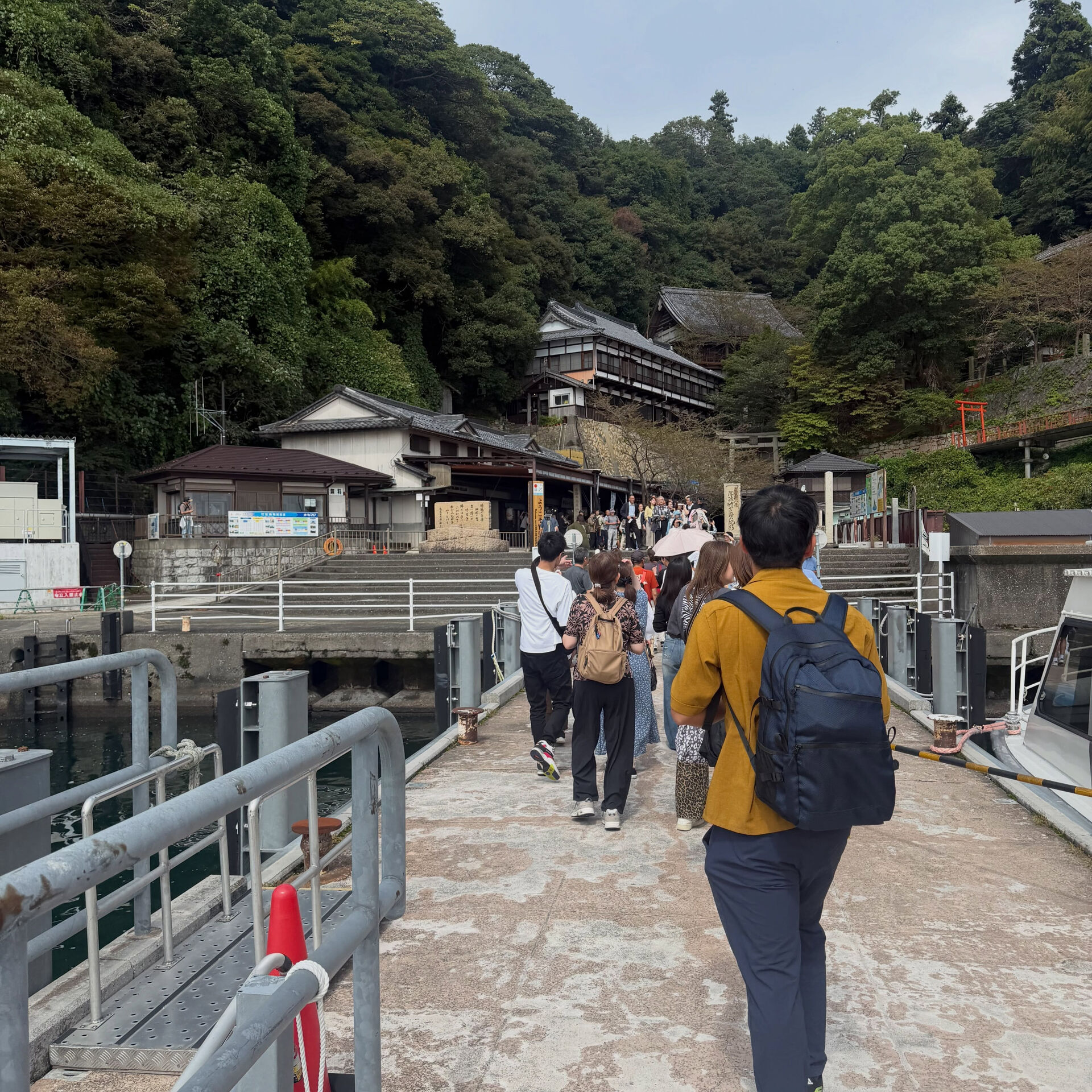 【週末旅】おじさんサークルで琵琶湖に浮かぶ聖地、竹生島（ちく